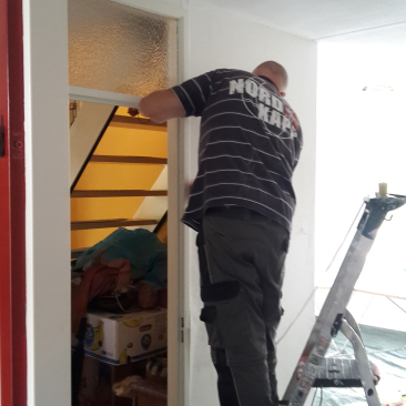 Hans op ladder